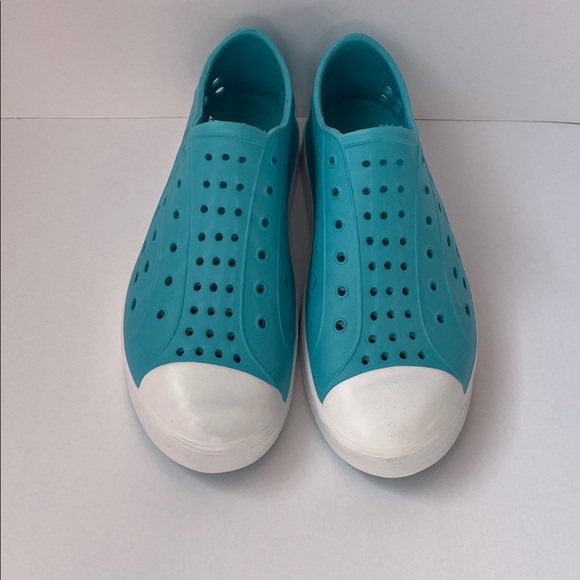 NWOT CRANE Women’s Blue Perforated Slip-On Shoes.  Size 7/8 - Picture 2 of 7